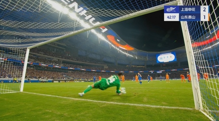 无比懊恼!王大雷差点就扑出吴曦点球,飞身扑救落地后双手捂头