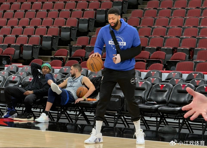 开云体育-浓眉近照曝光：左手腕缠厚绷带心情不错 被交易概率暴跌仅剩8%|安东尼·戴维斯|独行侠|安东尼-戴维斯|多伦多猛龙队|芝加哥公牛队_新浪新闻